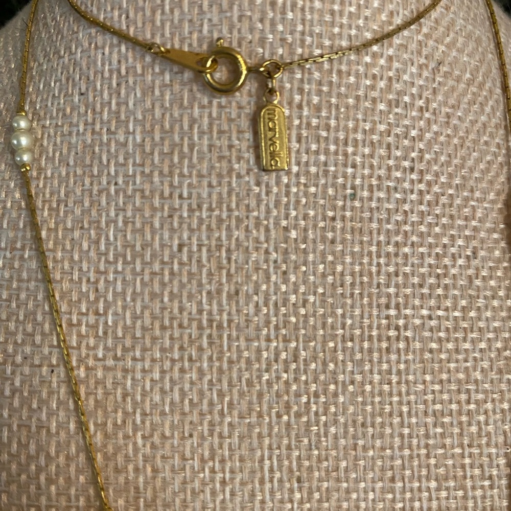 Elegant Gold Necklace with Pearls - Picture 3 of 4